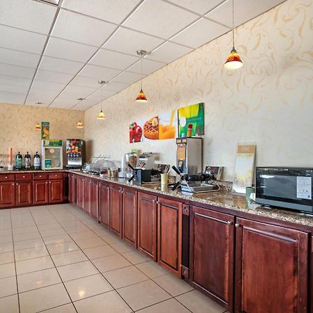 Quality Inn & Suites Near Lake Юфаула Екстериор снимка
