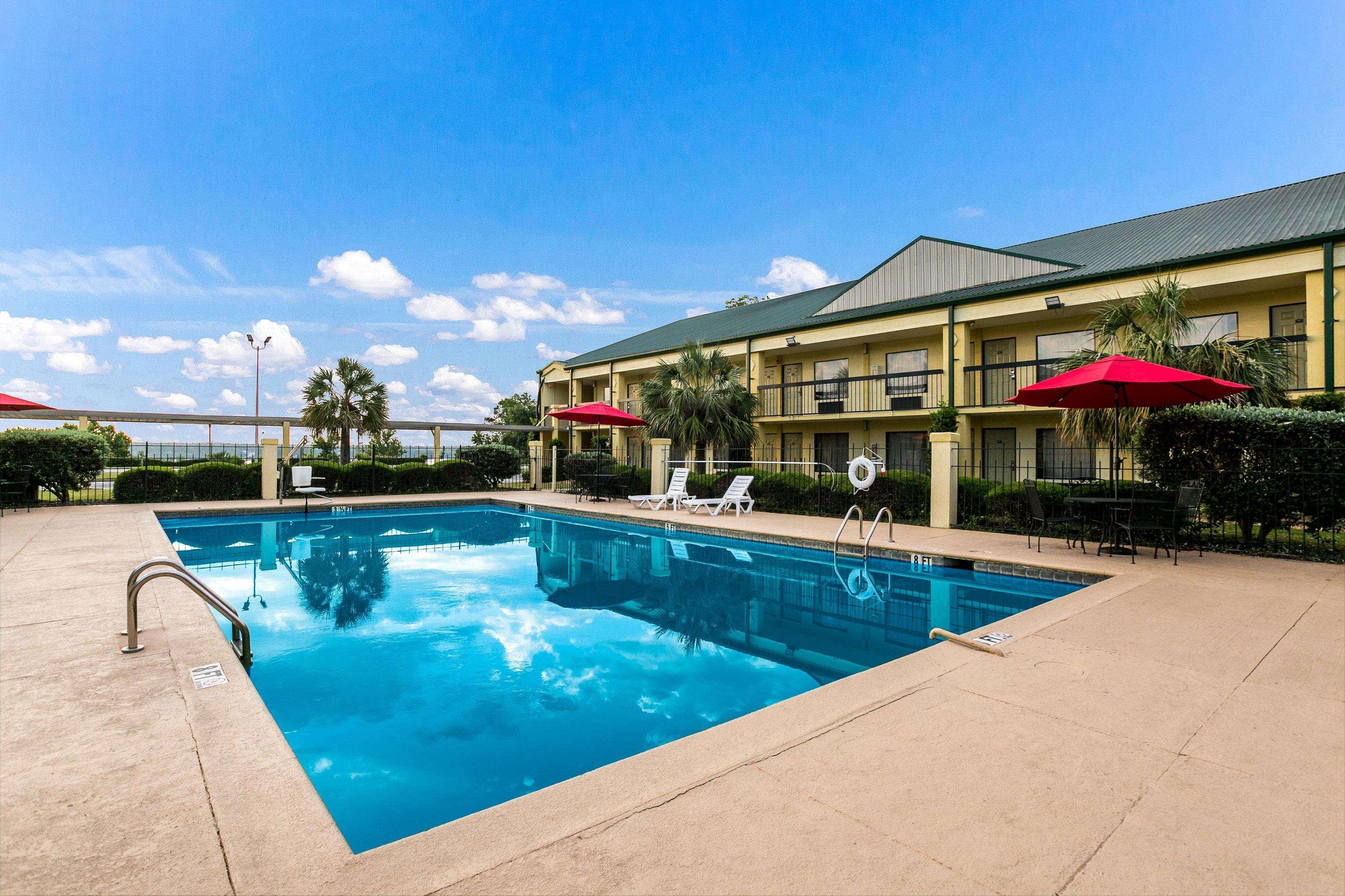 Quality Inn & Suites Near Lake Юфаула Екстериор снимка
