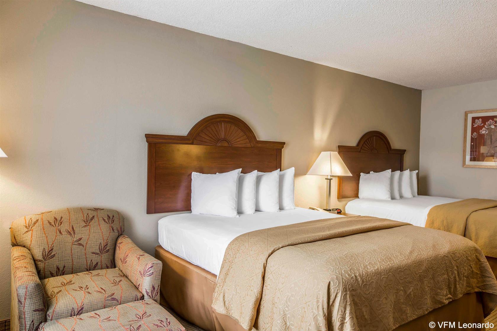 Quality Inn & Suites Near Lake Юфаула Екстериор снимка