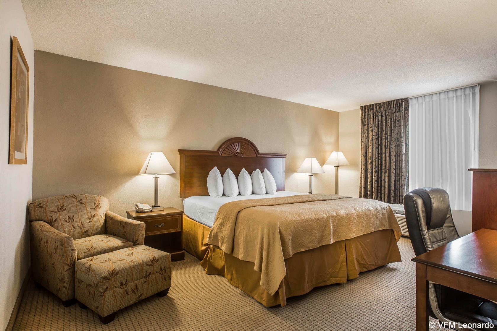 Quality Inn & Suites Near Lake Юфаула Екстериор снимка