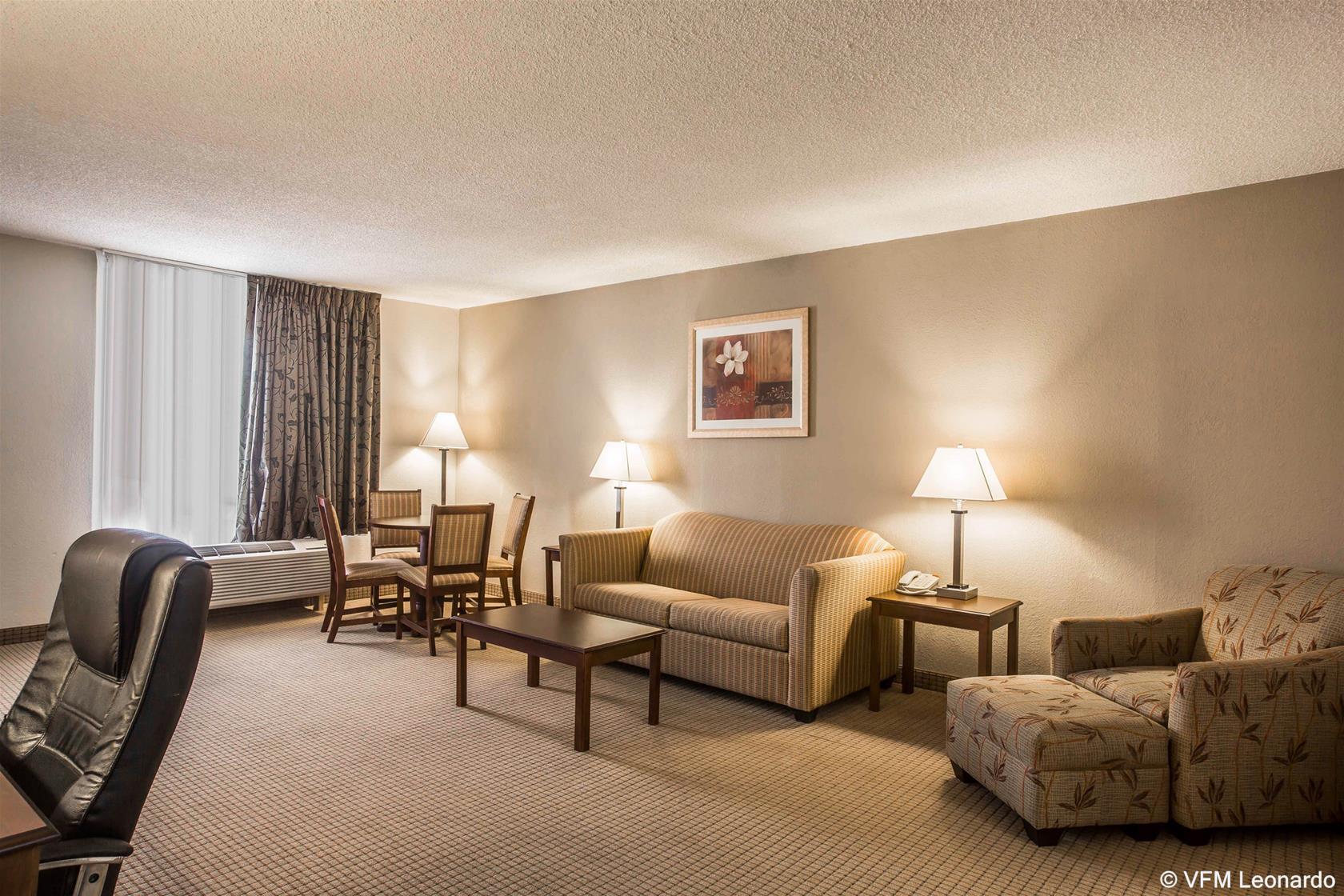 Quality Inn & Suites Near Lake Юфаула Екстериор снимка