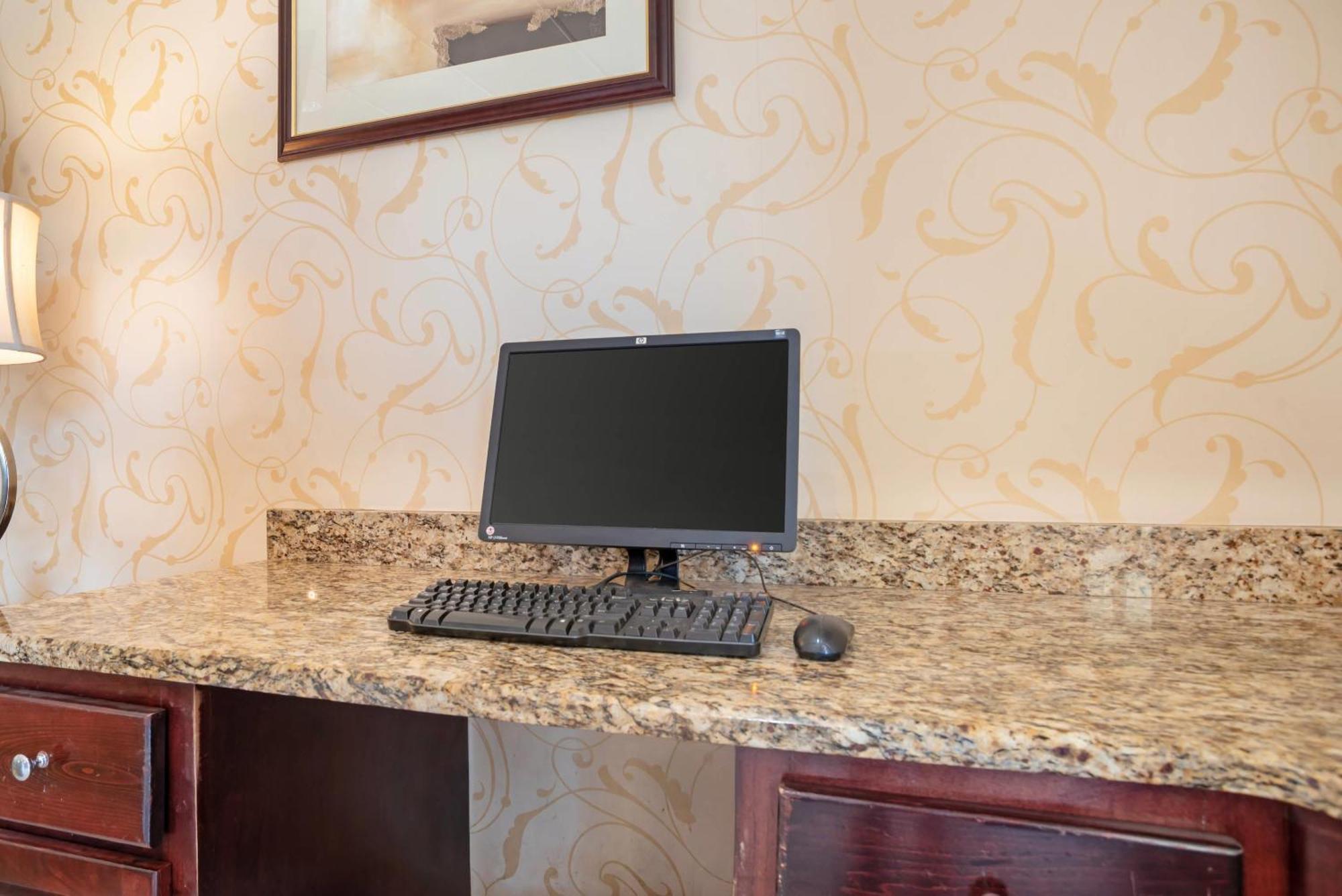 Quality Inn & Suites Near Lake Юфаула Екстериор снимка