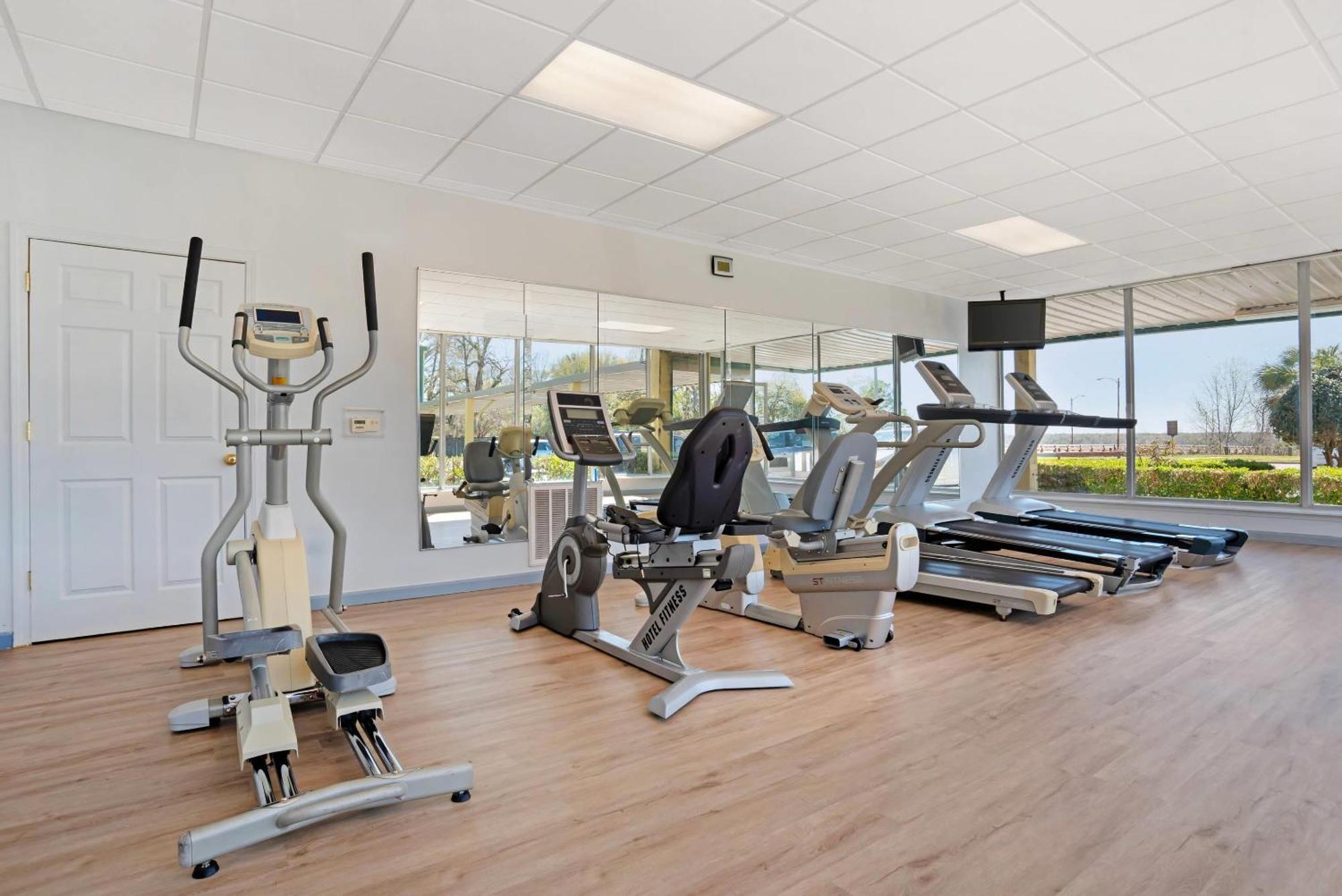 Quality Inn & Suites Near Lake Юфаула Екстериор снимка