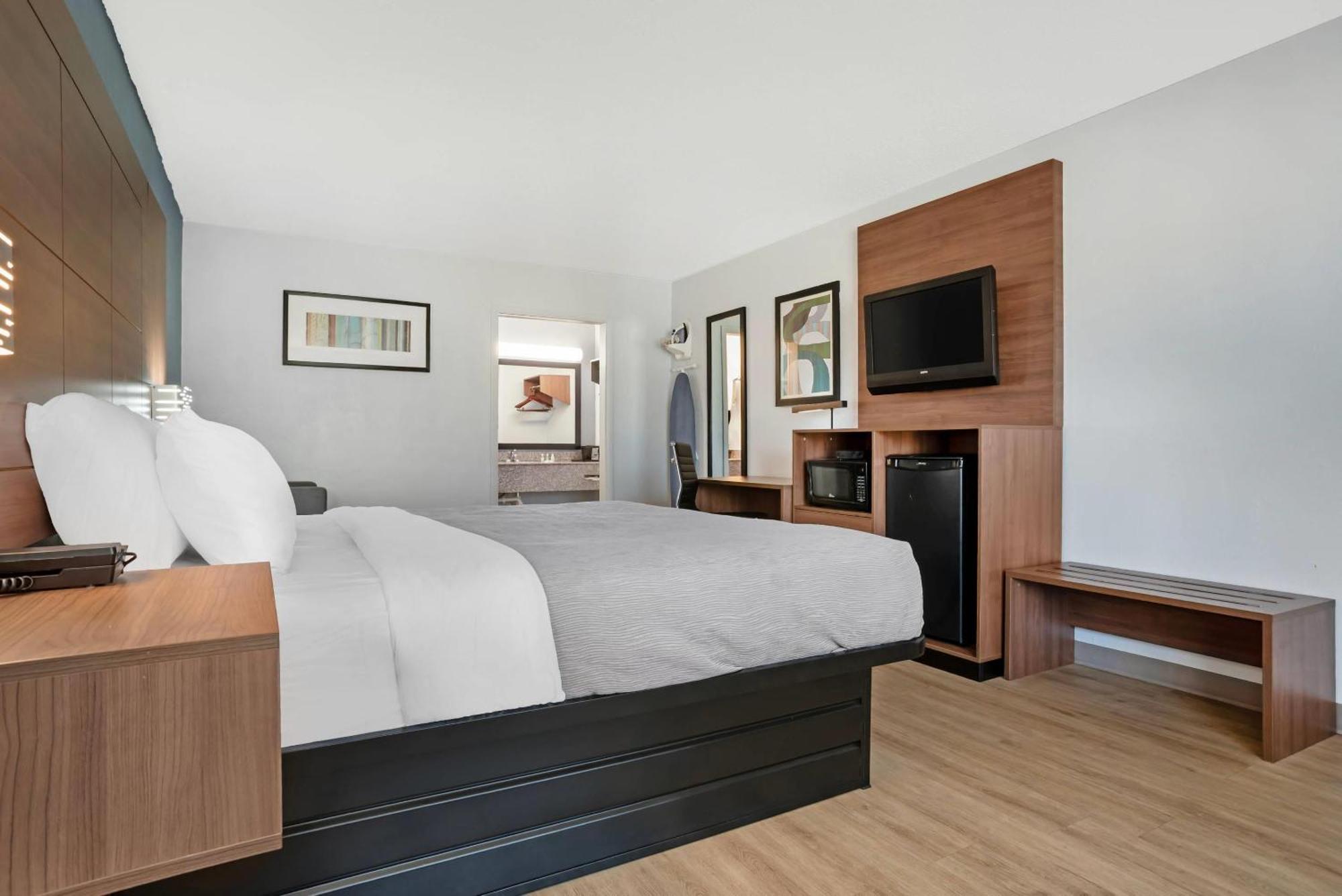 Quality Inn & Suites Near Lake Юфаула Екстериор снимка