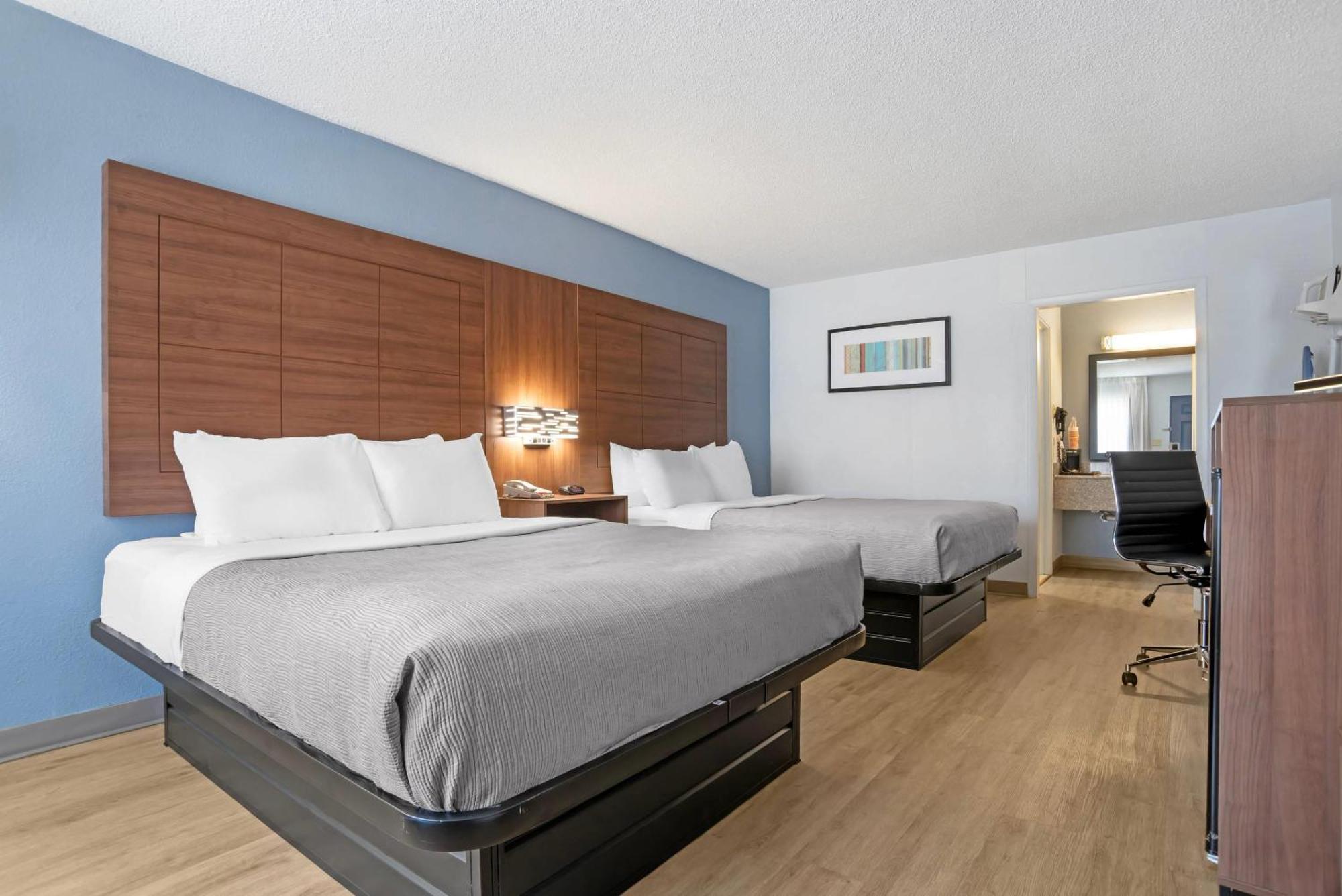 Quality Inn & Suites Near Lake Юфаула Екстериор снимка