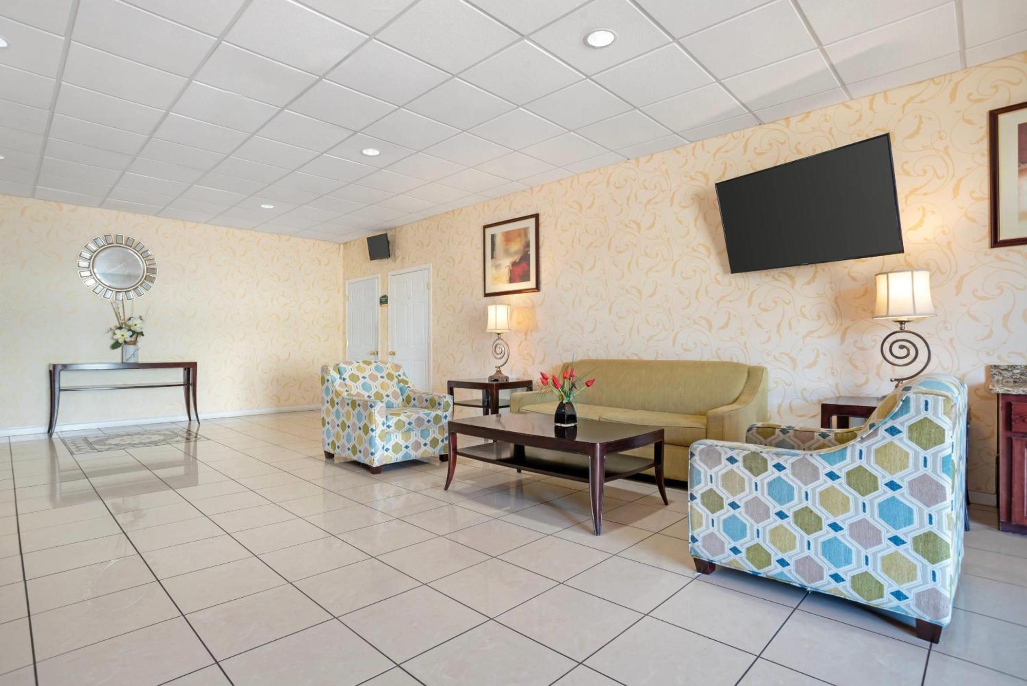 Quality Inn & Suites Near Lake Юфаула Екстериор снимка