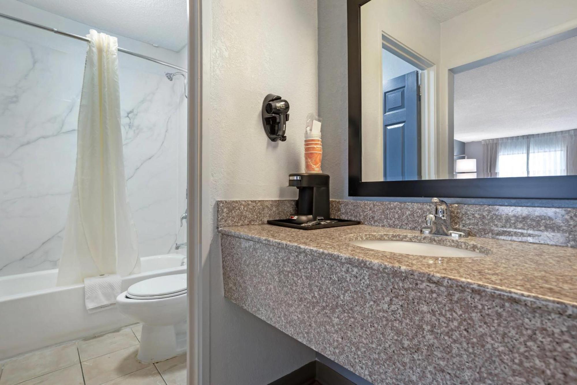 Quality Inn & Suites Near Lake Юфаула Екстериор снимка