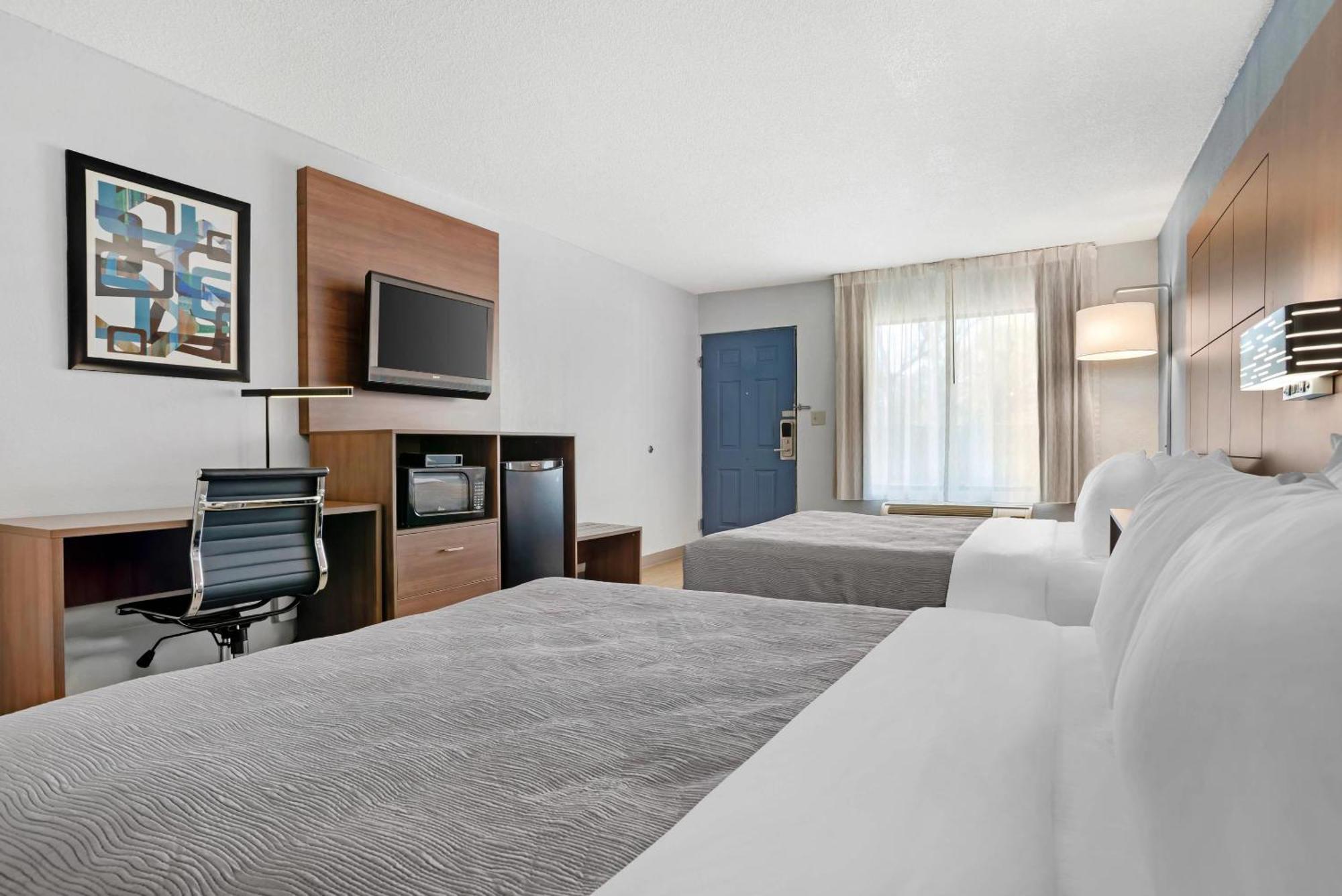 Quality Inn & Suites Near Lake Юфаула Екстериор снимка