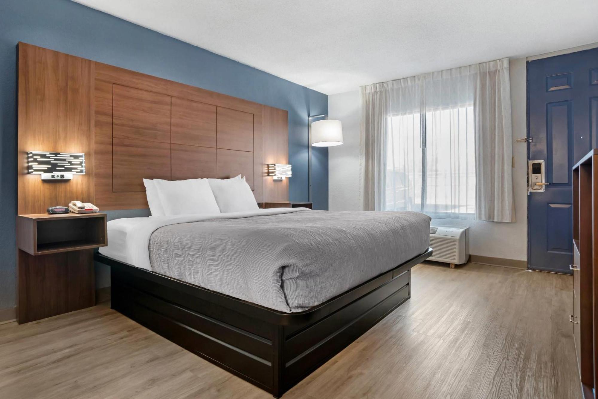 Quality Inn & Suites Near Lake Юфаула Екстериор снимка