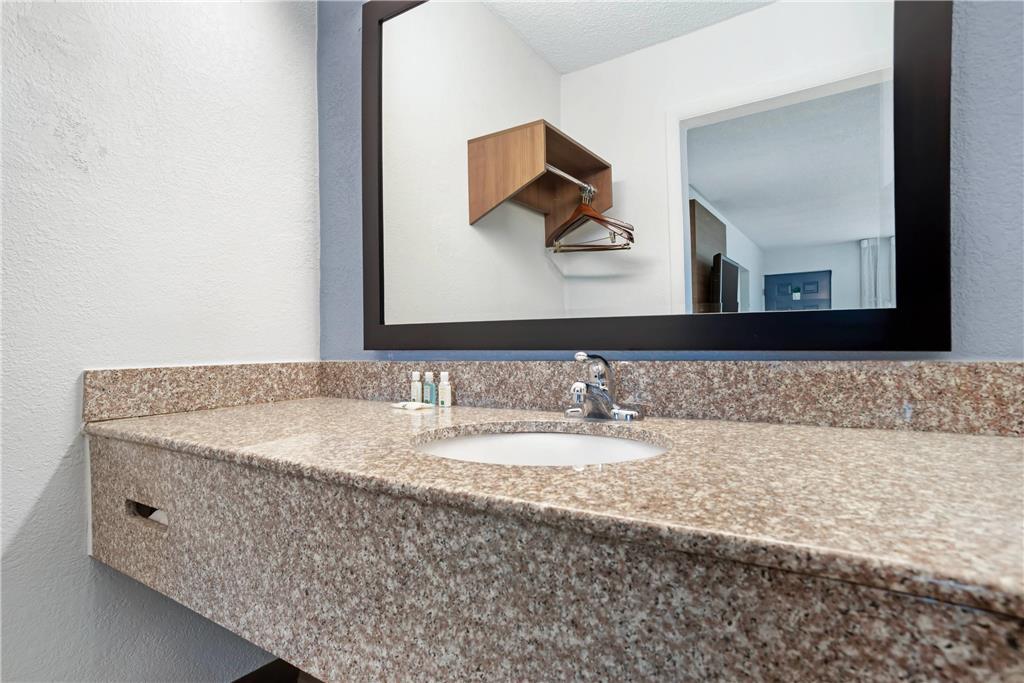 Quality Inn & Suites Near Lake Юфаула Стая снимка