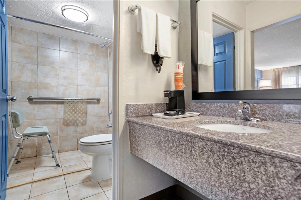 Quality Inn & Suites Near Lake Юфаула Стая снимка