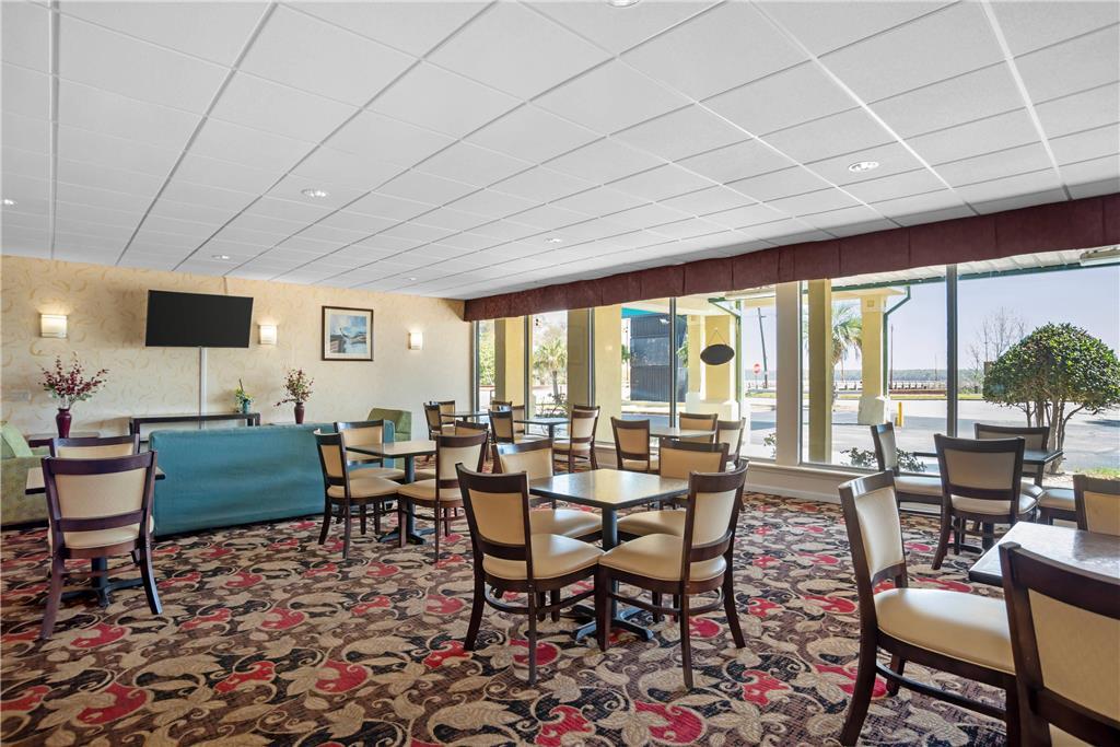 Quality Inn & Suites Near Lake Юфаула Ресторант снимка