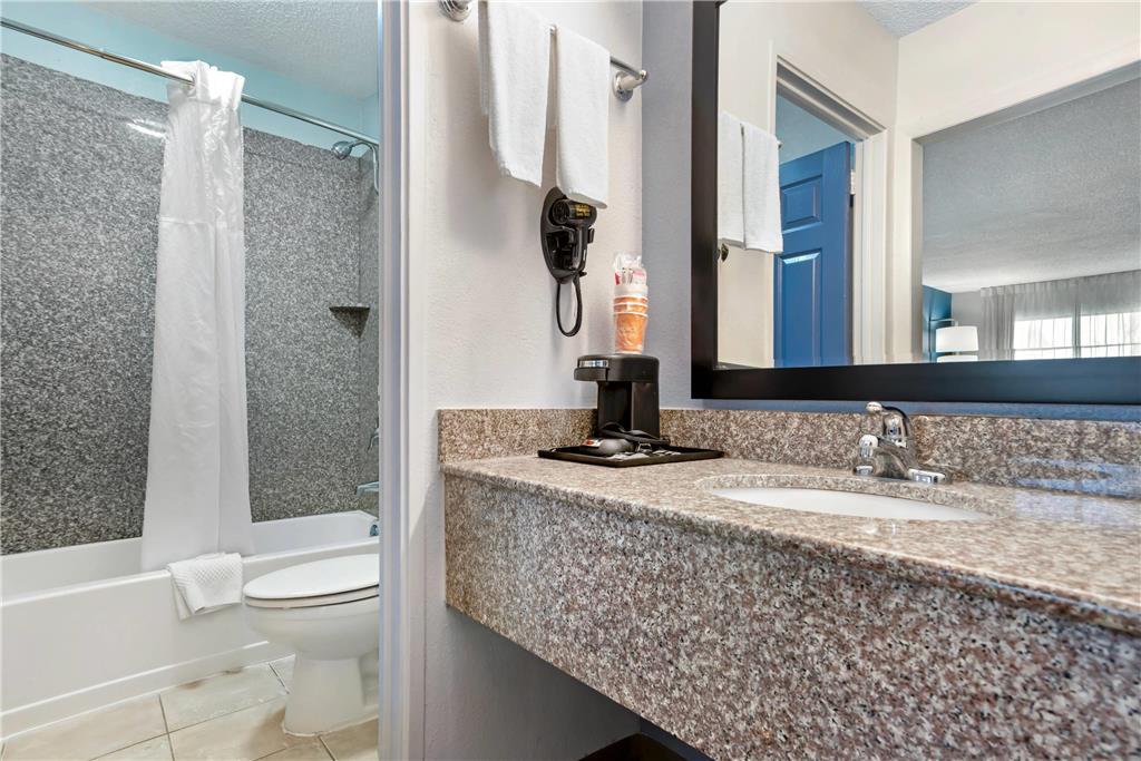 Quality Inn & Suites Near Lake Юфаула Стая снимка